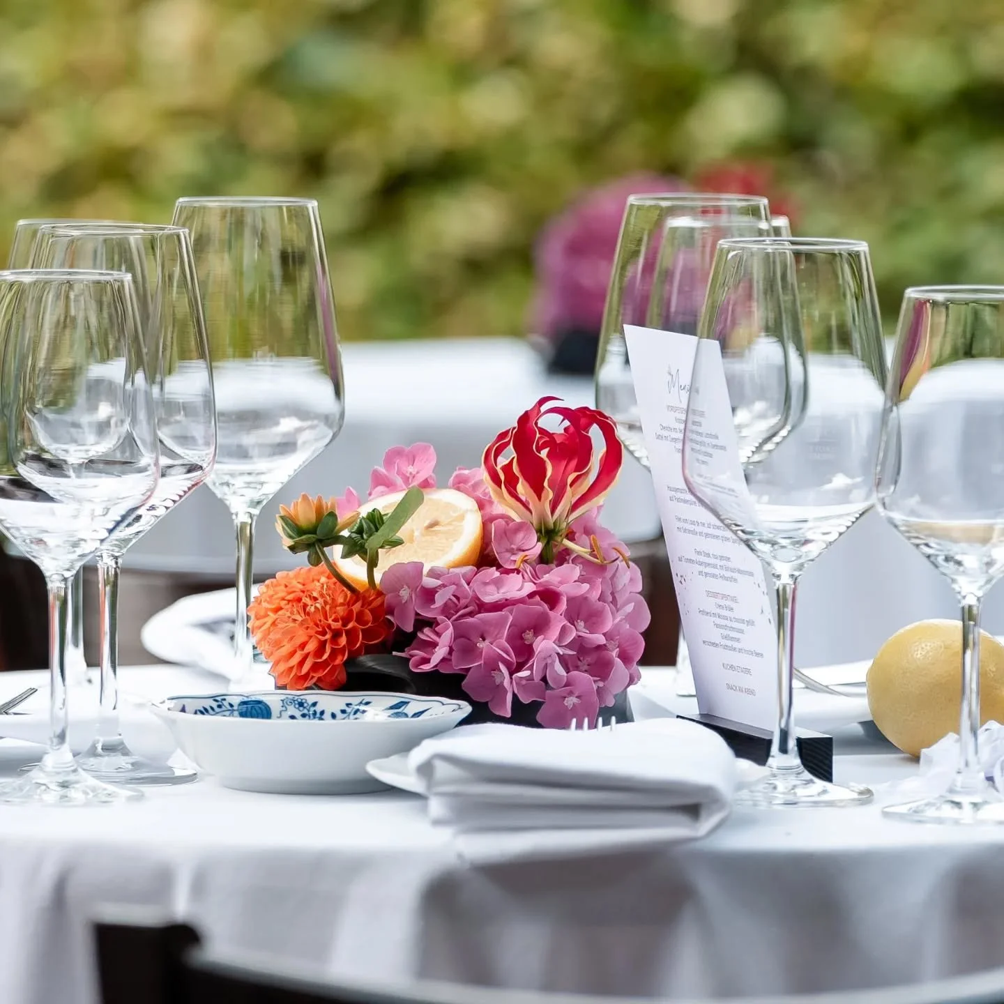 Habt Lust mal wieder liebe Menschen einzuladen?
Was macht f&uuml;r ein sch&ouml;nes Fest aus?
Gutes Essen. 
K&ouml;stlicher Wein. 
Ein sch&ouml;n gedeckter Tisch .
.. eine durch Farbe, Bl&uuml;tenauswahl und Gestaltung dem Anlass entsprechende Tischd