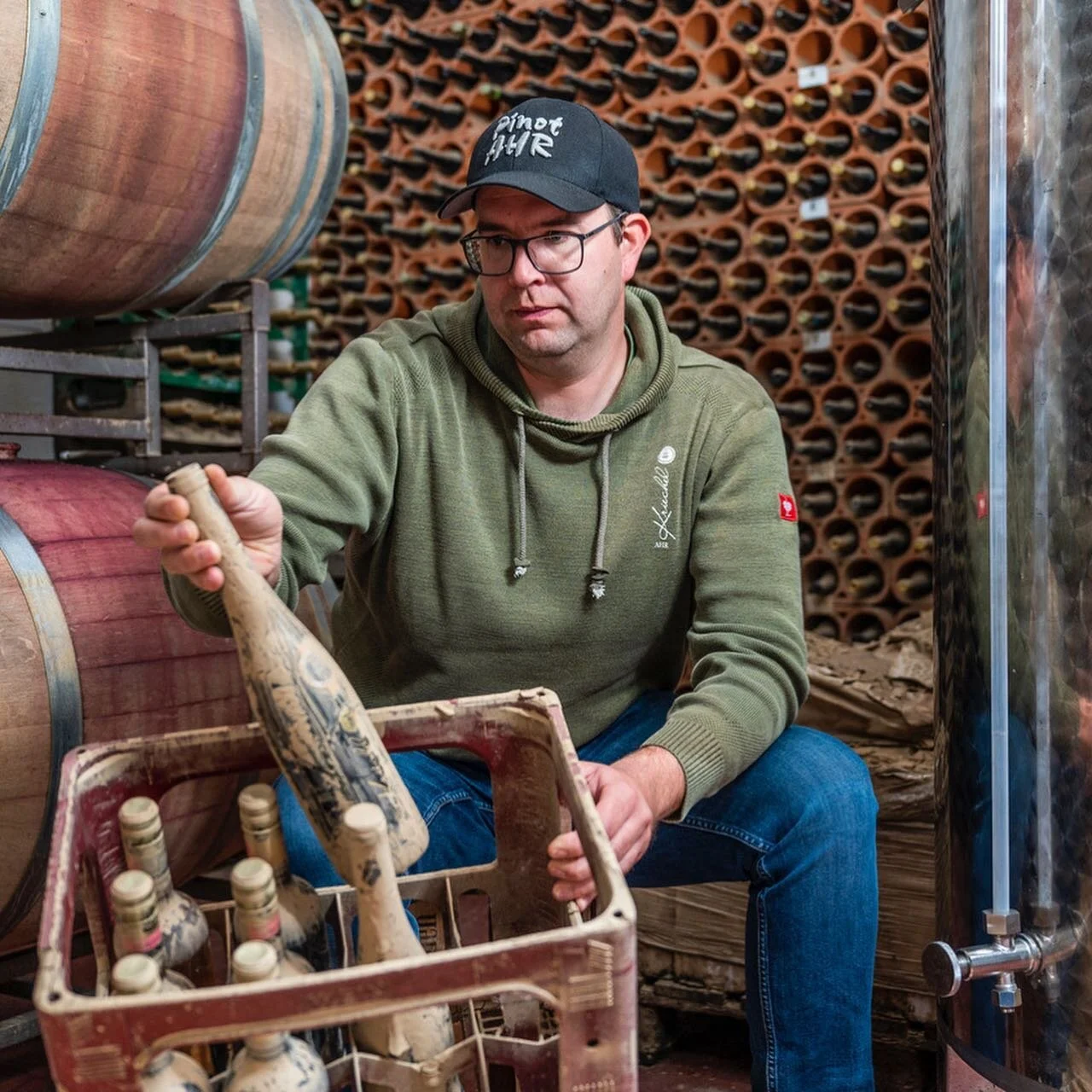 18/24 - Portraits im nat&uuml;rlichen Umfeld
 
Mit der Kamera reise ich zu den Orten die am besten zu den Menschen und ihren Geschichten passen. Meistens werde ich dabei begleitet von Redakteuren die die Geschichte recherchieren. 

Zu sehen sind die 