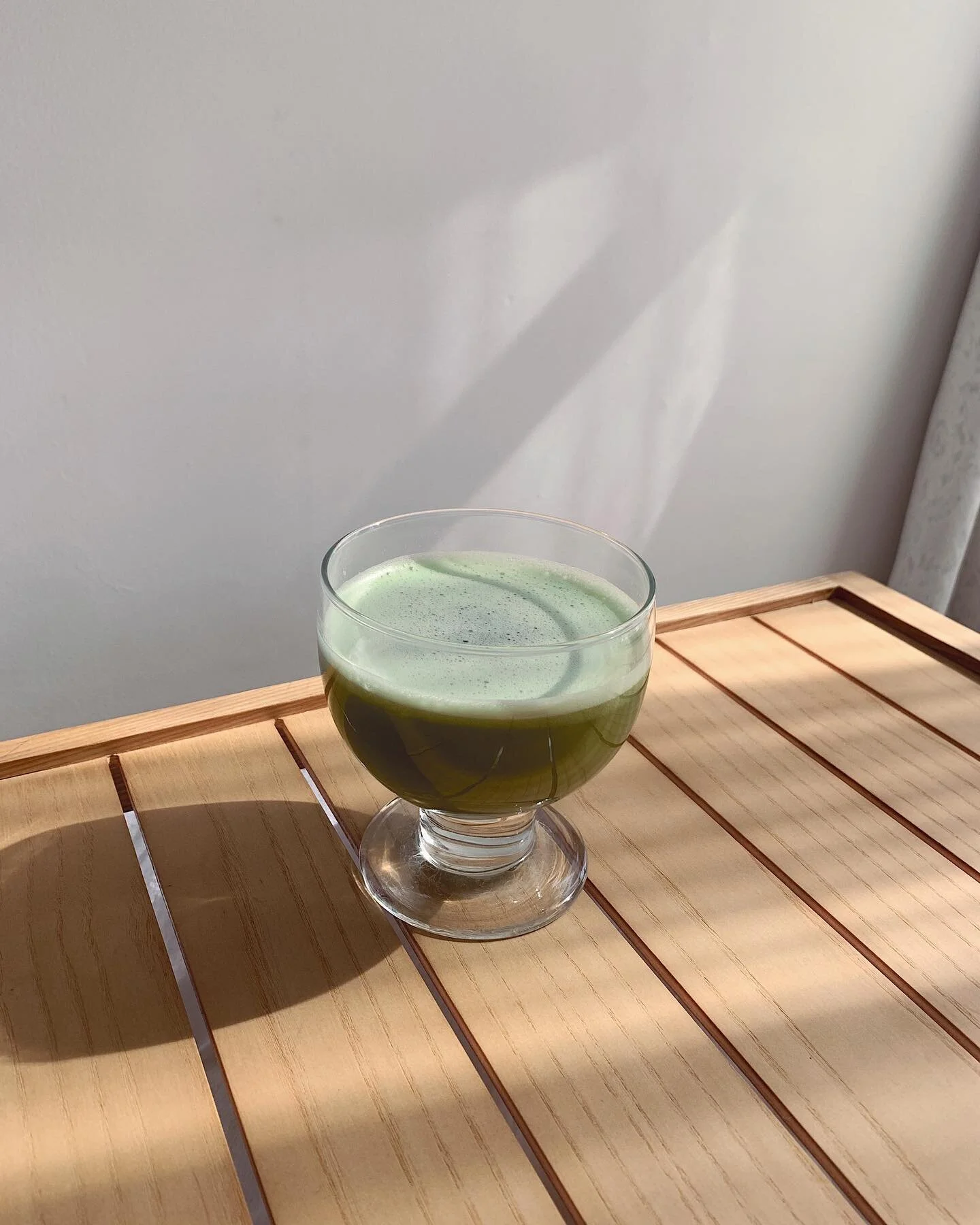 Trying Celery juice in the mornings as it has so many powerful healing benefits 🌱 When one of the best in the industry @medicalmedium is so passionate about it, you take note 💚
.
.
.
.
.
#health#wellness#holistic#wellbeing#celery#celeryjuice#celery