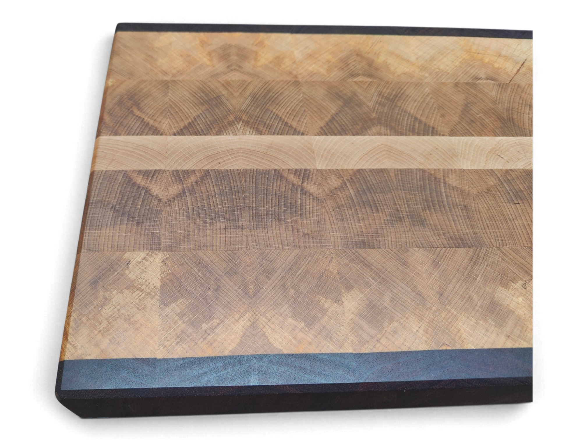 Pale beech centre strip running through flame beech end grain
