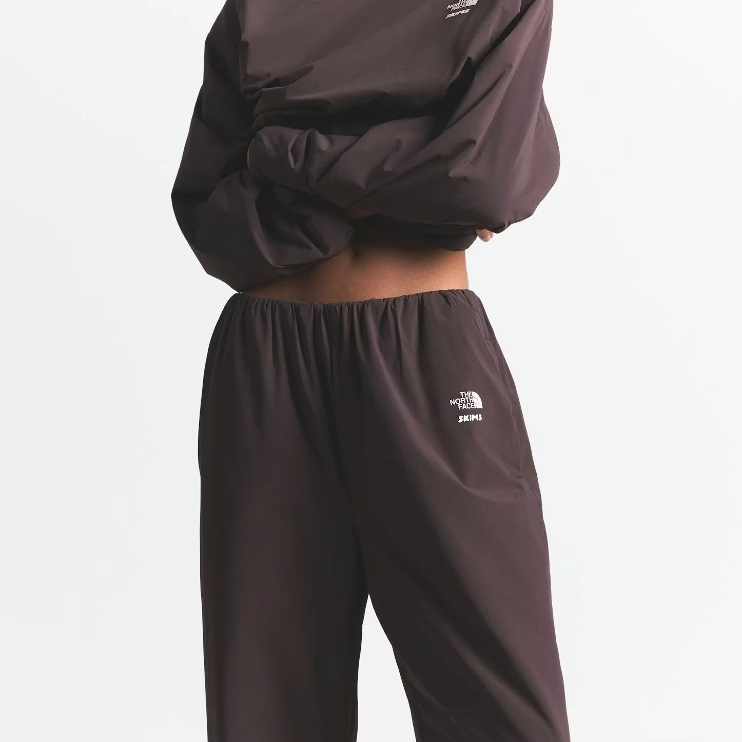 A8JJT-PHO-BB-SKIMS-TNF_32481-FR.webp.jpg