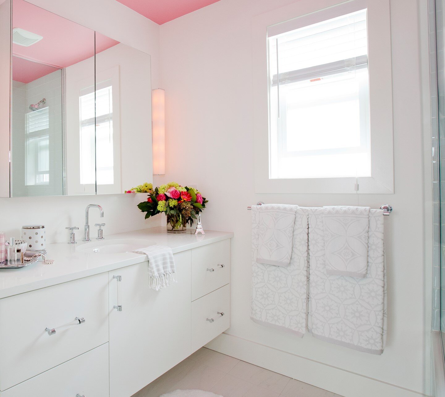 Pretty in pink, would you paint your ceiling this shade of GORGEOUS? 😍
Countertops @silestonebycosentino 
Colour: #whitezeusextreme 
Installed by us!