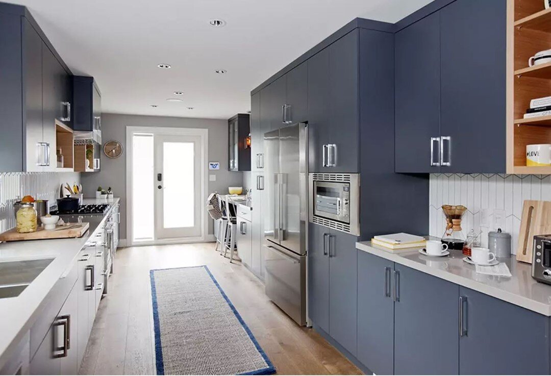 Tell us what you think of the Ink blue kitchen we completed with Silestone by Cosentino  countertops. We are fully on board with the blue kitchen trend, especially in this retro modern space. 
Material: 4cm Silestone by Cosentino 
Colour: Desert Silv