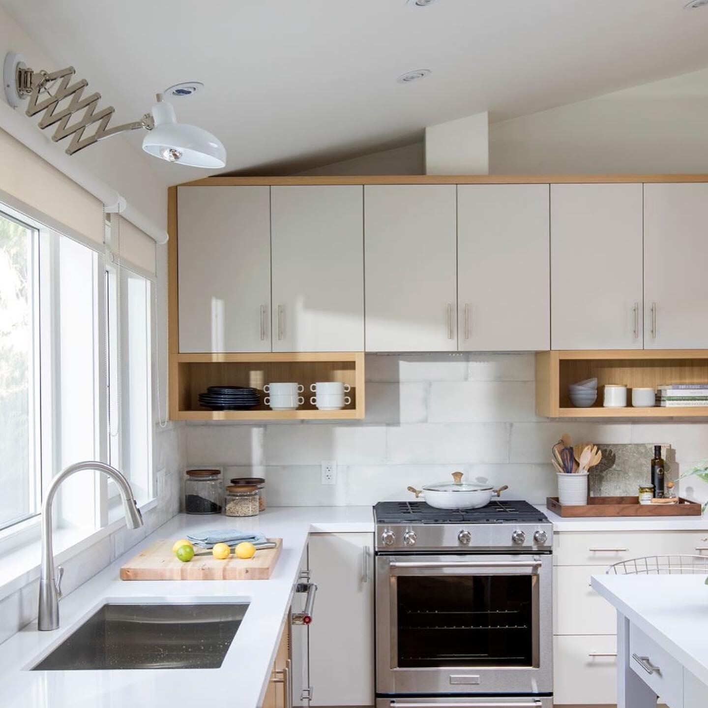 It&rsquo;s Modern Monday already so lets start our week with this beautiful kitchen we completed in North Vancouver. We love how the designer made modern approachable and warm forgoing the typical emptiness of moderns spaces.
Material: Silestone Quar