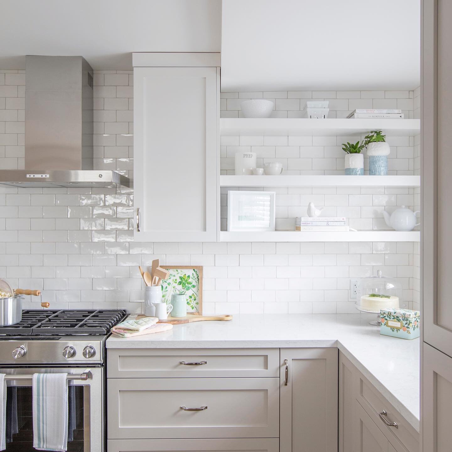 Let&rsquo;s take a spin through this beautiful kitchen we completed with @silestonebycosentino quartz countertops! Swipe ➡️