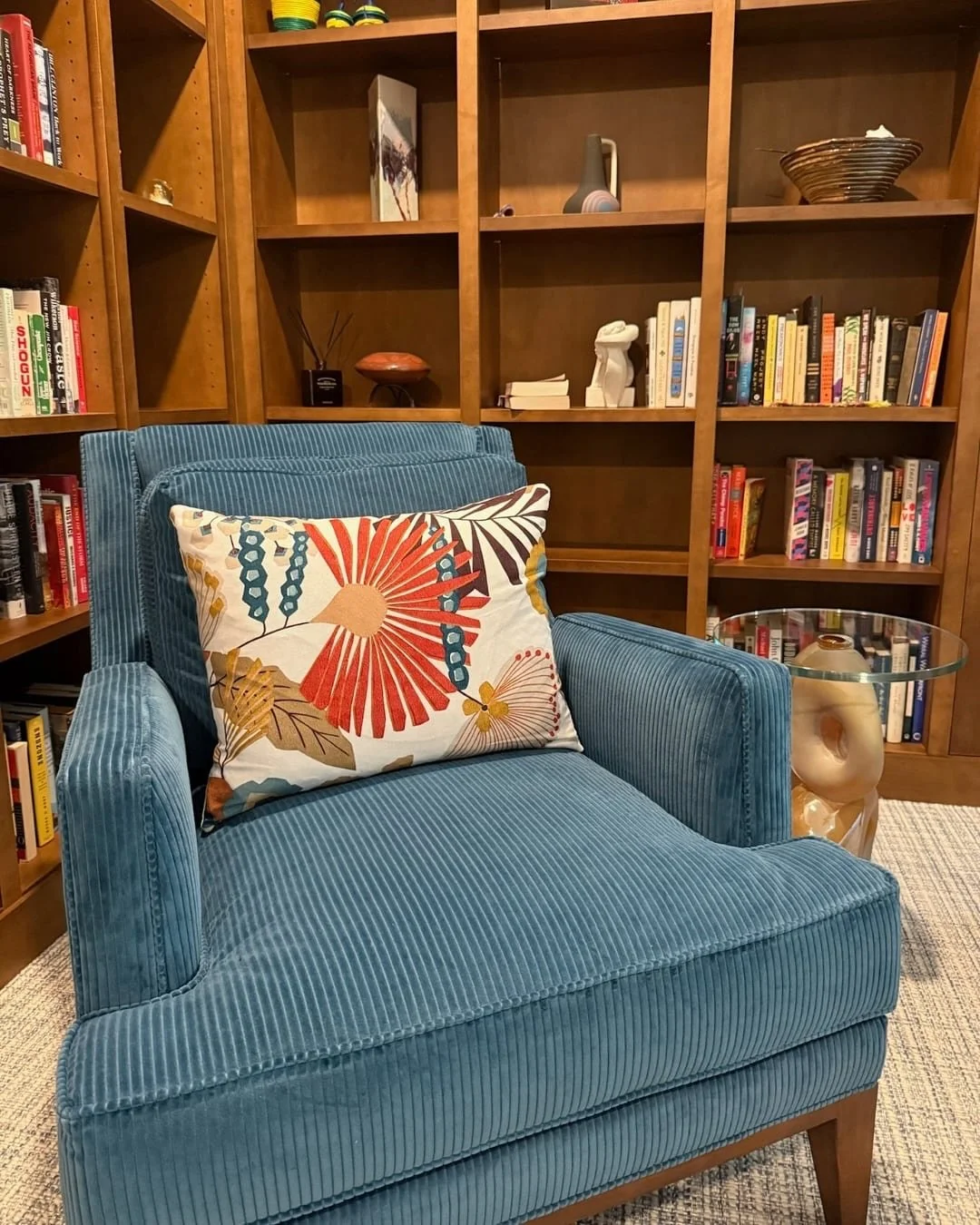 In large spaces, creating a sense of intimacy often comes down to thoughtful planning.
This corner started as an unused stretch of an oversized room (swipe for before pic) — now it’s a cozy reading nook anchored by custom built-ins, rich