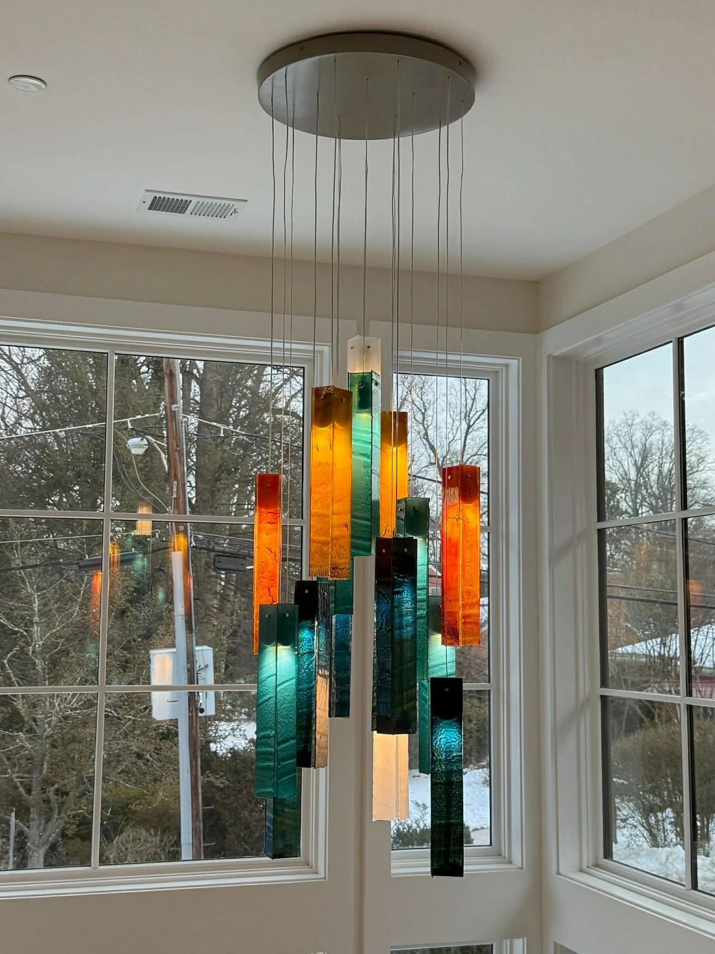 A custom light installation in Bethesda that feels like a moment suspended in air. ✨

Glass artist Shimale Peleg designs pieces that reflect his deep connection to nature. The layered glass forms evoke sunsets, forests, and the movement of water, shi