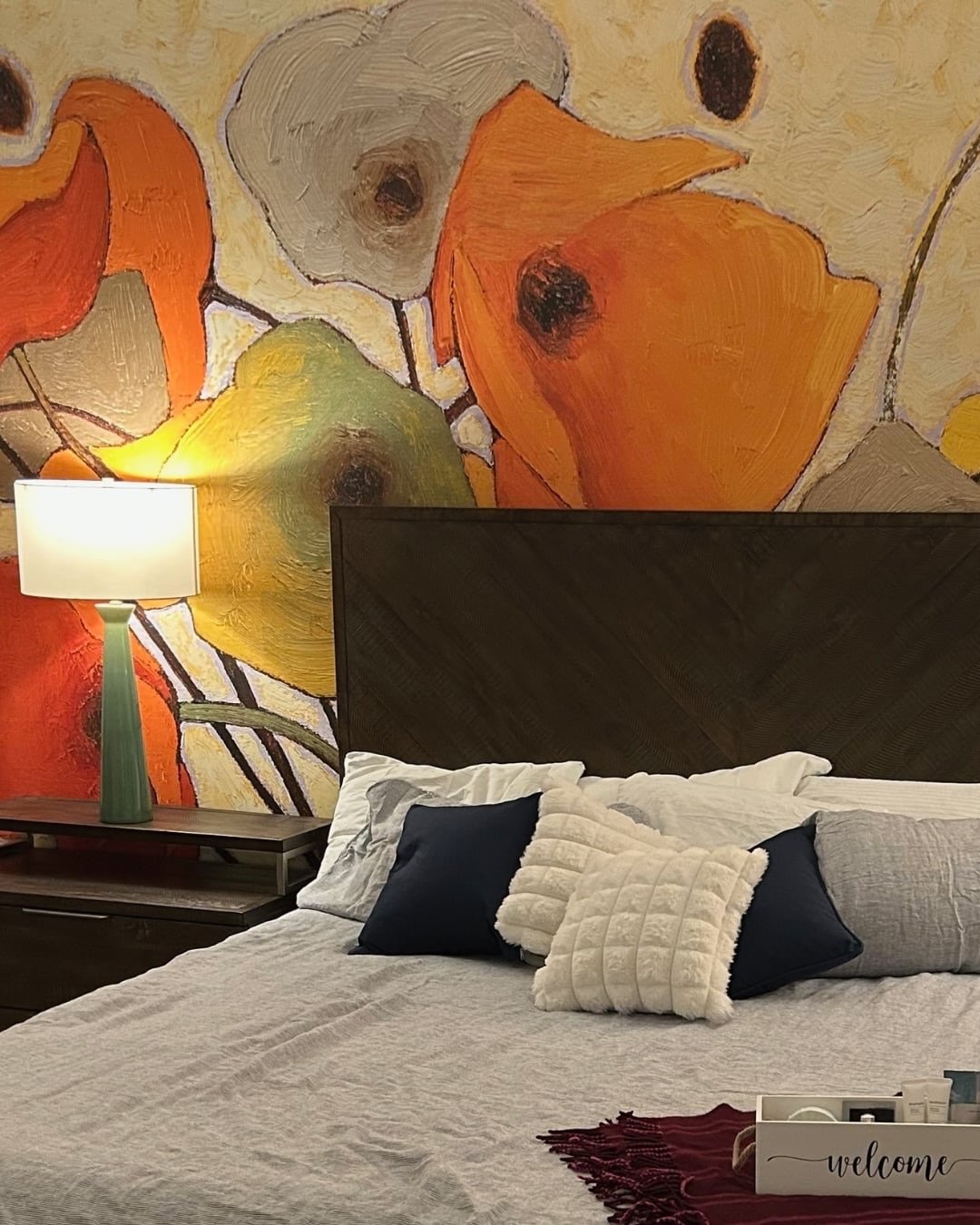 I love how this wallpaper, inspired by Shirley Novak&rsquo;s Pumpkin Poppies series, brings so much energy to the room &mdash; it&rsquo;s art that truly transforms the space. 

Swipe to see the full wall come to life. 👉🌺

#wallpaperideas #bedroomde