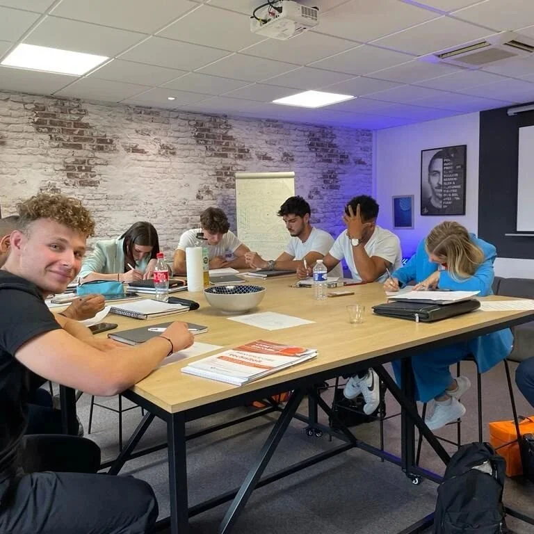Et on continue le 12 septembre pour une nouvelle session de formation ! ✍️📝

8 VRP en alternance et 3 VRP en CDI ont particip&eacute; &agrave; cette 2&egrave;me journ&eacute;e d'int&eacute;gration, pour les agences @technitoit d'Angoul&ecirc;me, de 