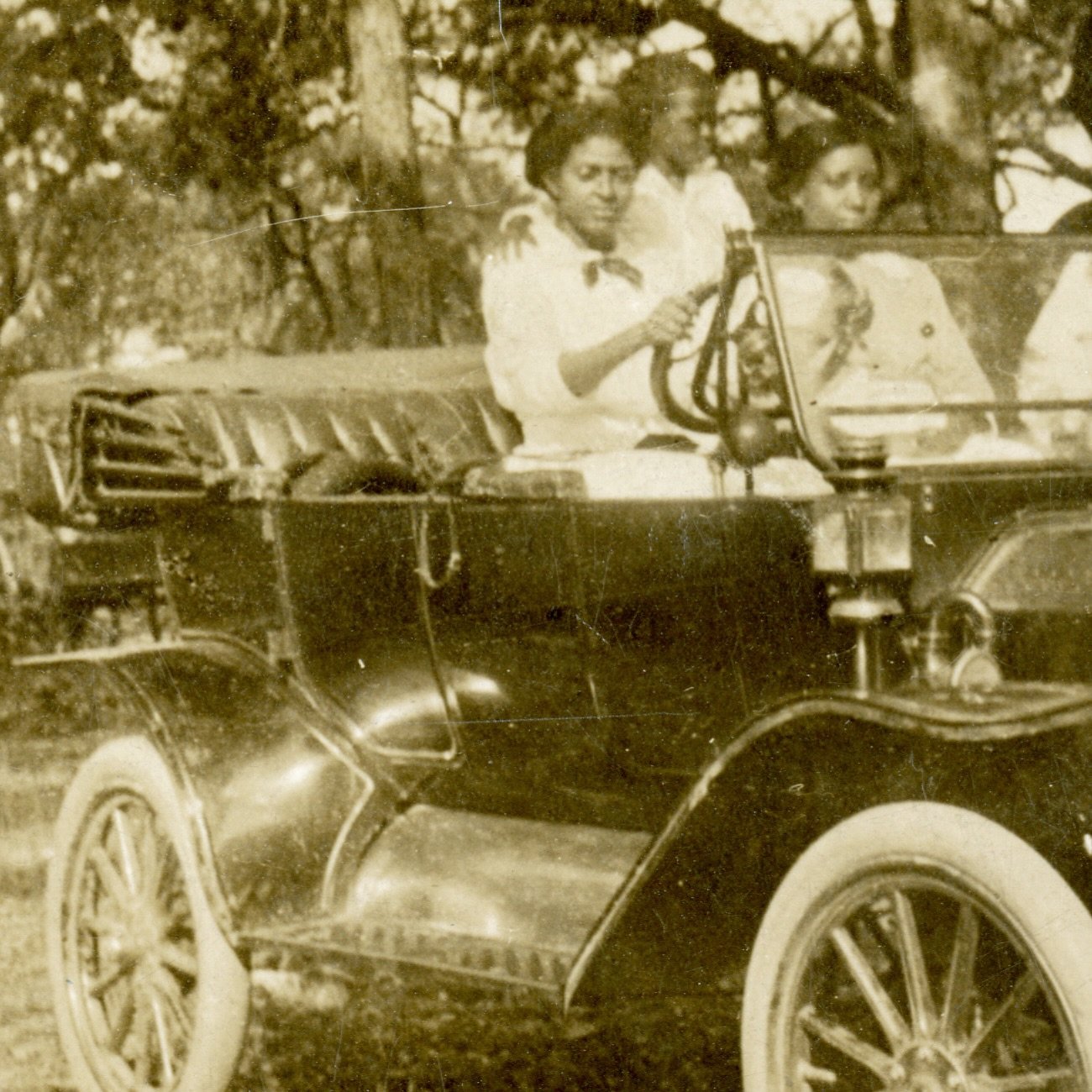 c 1920, two women and a young child in an early model automobile 🛞
 
{*going places, doing things. Cheers to 2026💨} 
 
🗂️ &mdash;Johns Hopkins University AfAm RPPC Collection
