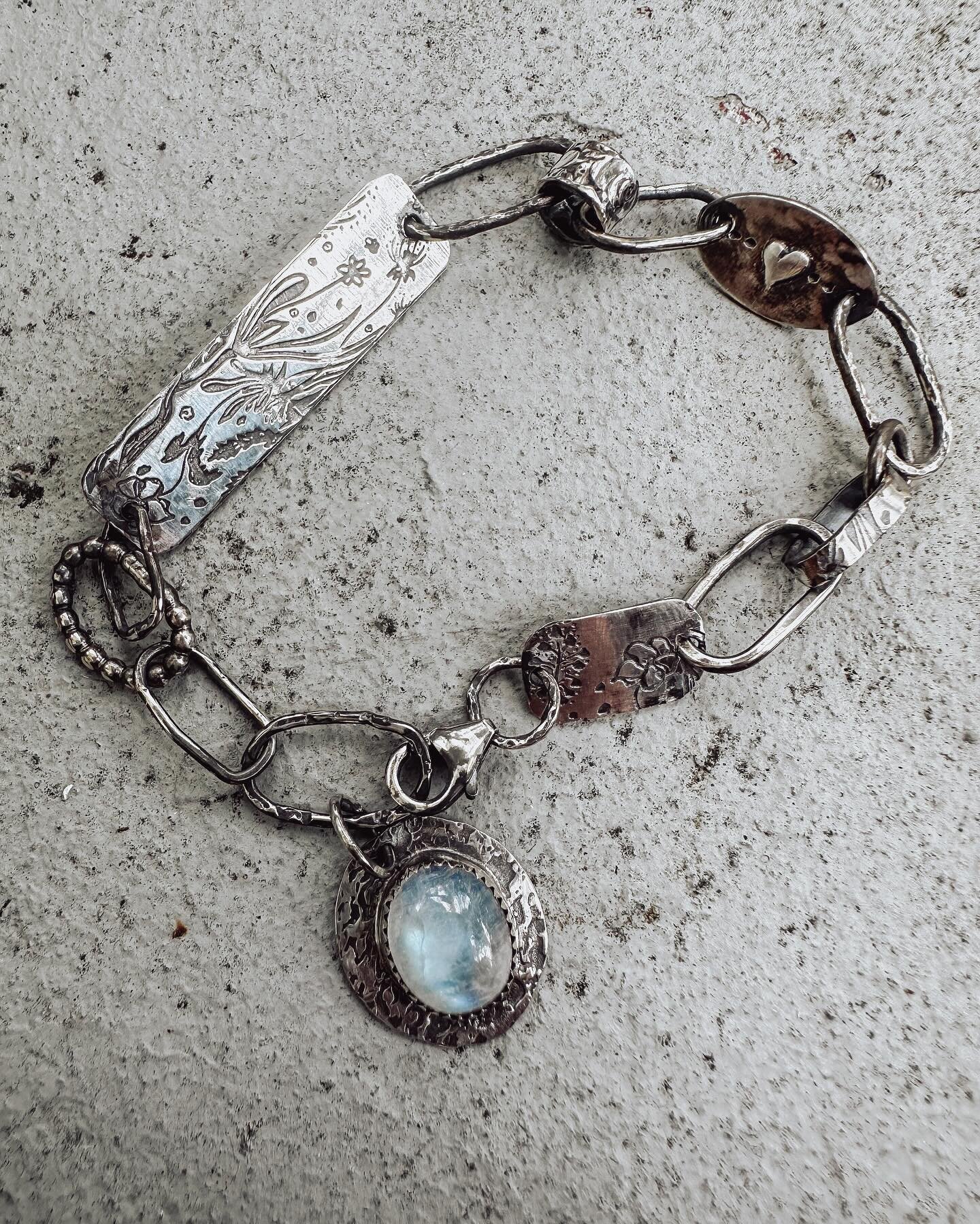Wildflower reflections bracelet is up on the website now. I&rsquo;ll also be at the Venice Art Classic this weekend 

.
#jewelrydesigner #jewelryaddict #bohostyle #bohojewelry #floridaartist #wildflowers #craevia