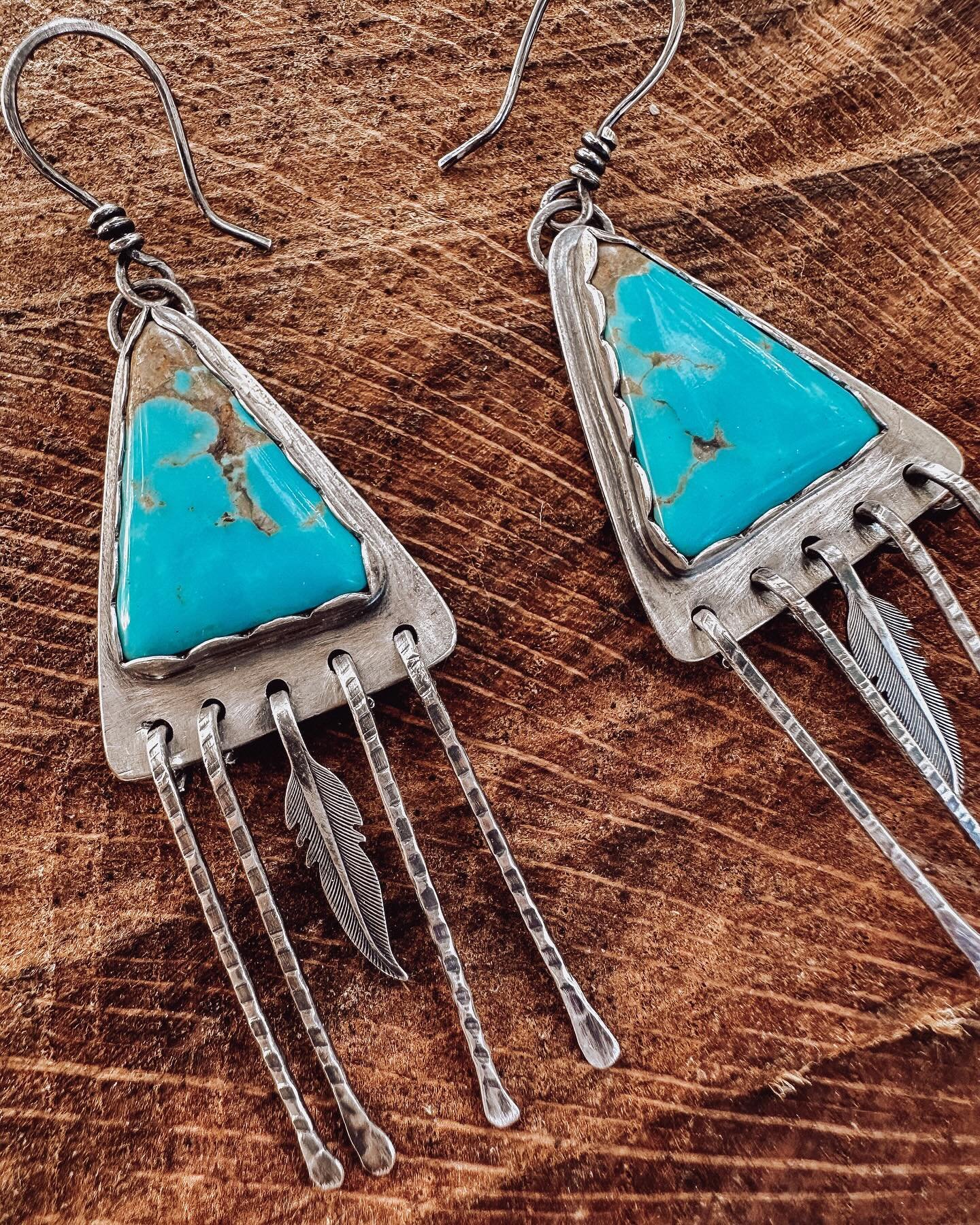 Kingman Turquoise fringe earrings
.
.
.
.
#handmadejewelry #silversmith #kingmanturquoise #turquoisejewelry #fringeearrings #silverearrings #floridaartist #bohojewelry #bohofashion #bohostyle