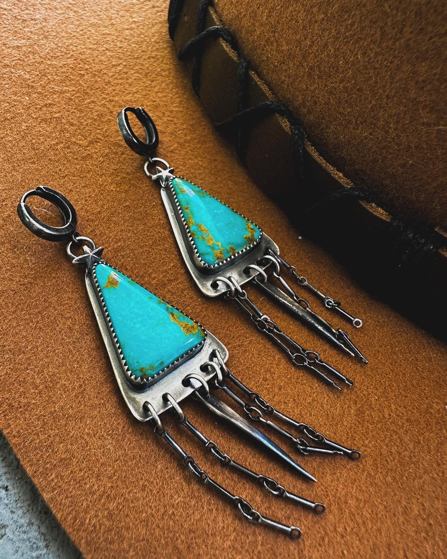 Loving these Kingman Turquoise earrings. NFS while I decide if I&rsquo;m going to keep them for myself 😅
.
.
.
.
#turquoiseearrings #riojeweler #metalsmith #fringeearrings #bohojewelry #bohofashion #bohostyle #southwestjewelry #handmadewithlove #kin