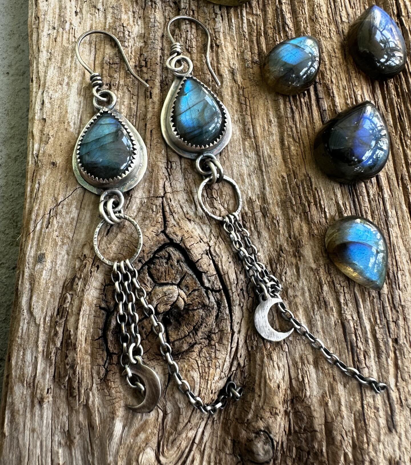 Moonlight earrings now available on the website. Link in bio 
#labradorite