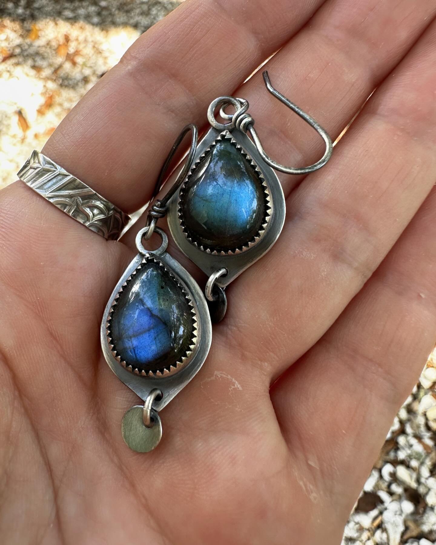 Labradorite petal earrings just added to the site!

#metalsmith #silversmith #labradoritejewelry #artist #riojeweler