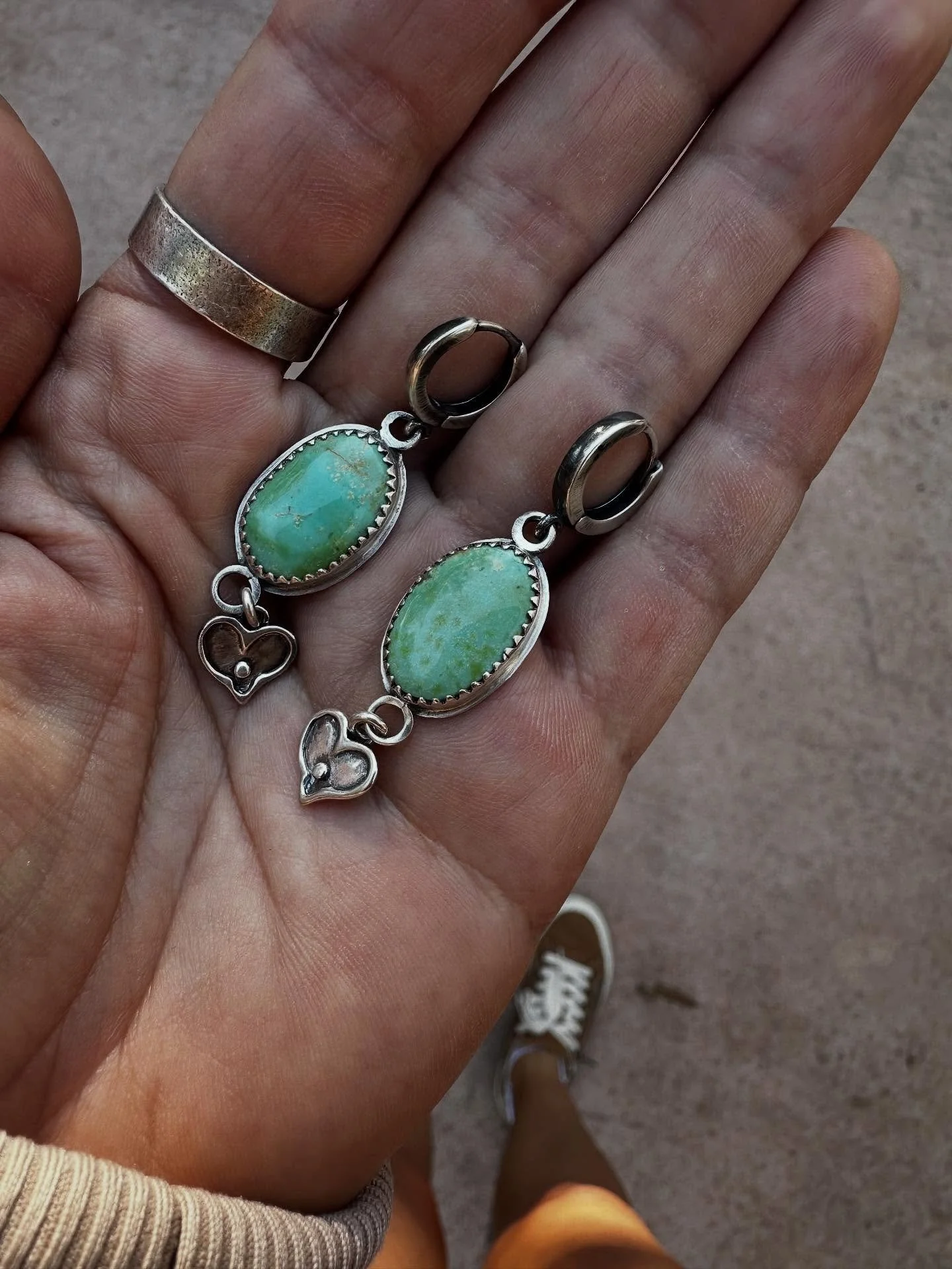 Come visit me today at the Dunedin farmers market. I&rsquo;m here till 2. 

#floridaartist #turquoisejewellery #metalsmith