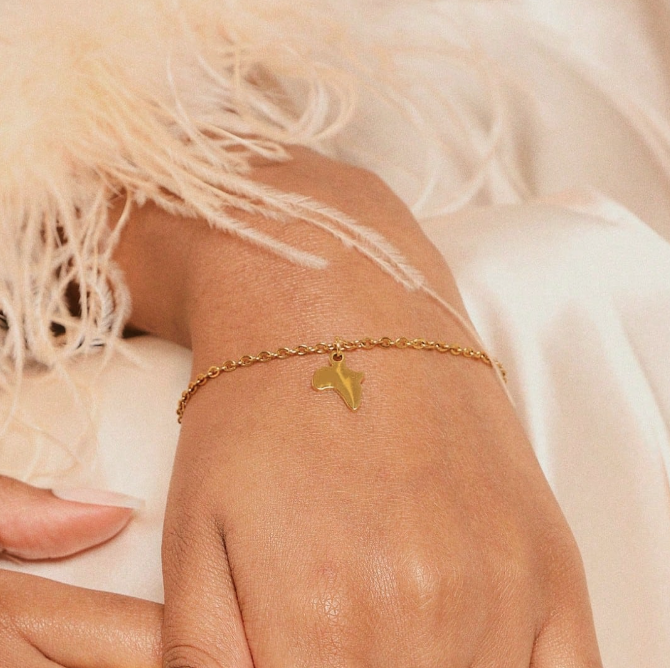 Africa map pendant bracelet 1.2 - Style Me. African.png