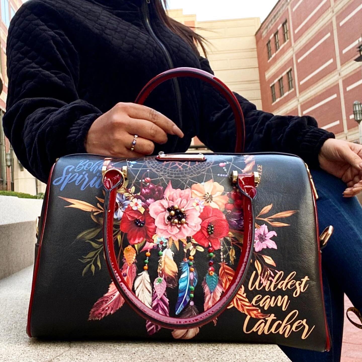 Be your beautiful self with the stylish &ldquo;Bohemian Black&rdquo; print handbag that will take all the looks!👜💕🥰 👜 Tap the picture to see prices or visit the link in our official website to shop our new arrivals!

📸 credit: @karlithabeauty 

