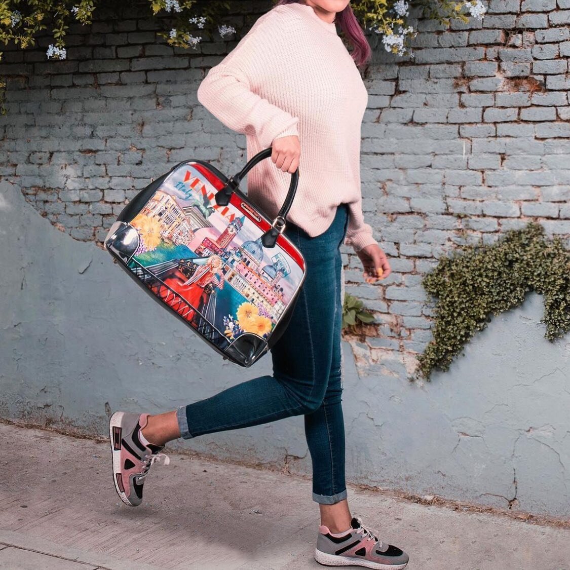 &iexcl;El bolso perfecto para llevar en el próximo viaje que te espera! El bolso duffel con estampado &ldquo;Honeymoon in Venezia&rdquo;💕☀️🧳 Consulte al distribuidor de su país para más información o visite nuestra página oficial https://nicol