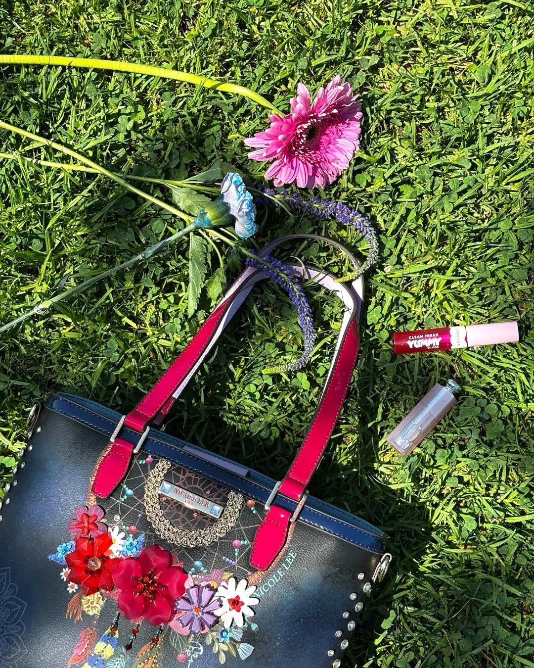 From workdays to weekends, the Dream Comes True Tote Bag keeps your essentials close and your dreams even closer.
For more details on the Dream Comes True Tote Bag check out the link in bio or tap below!
#nicoleleeusa #lovemehatemeNL #nllook #suzyh