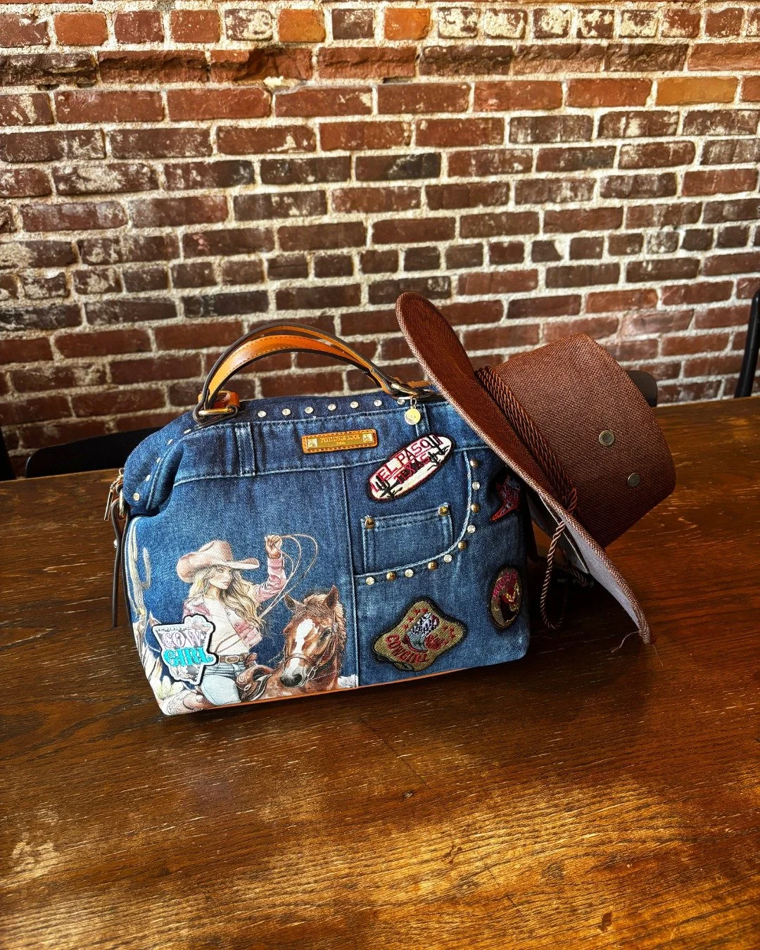 Carry your fearless spirit with the Sofia Montana Denim Satchel Bag, bold, beautiful, and made to ride your own path. ๐ค ๐
Find the NEW SOFIA MONTANA DENIM SATCHEL BAG in our link in bio!
#nicoleleeusa #nllook #suzyhan #FW25 #handbags