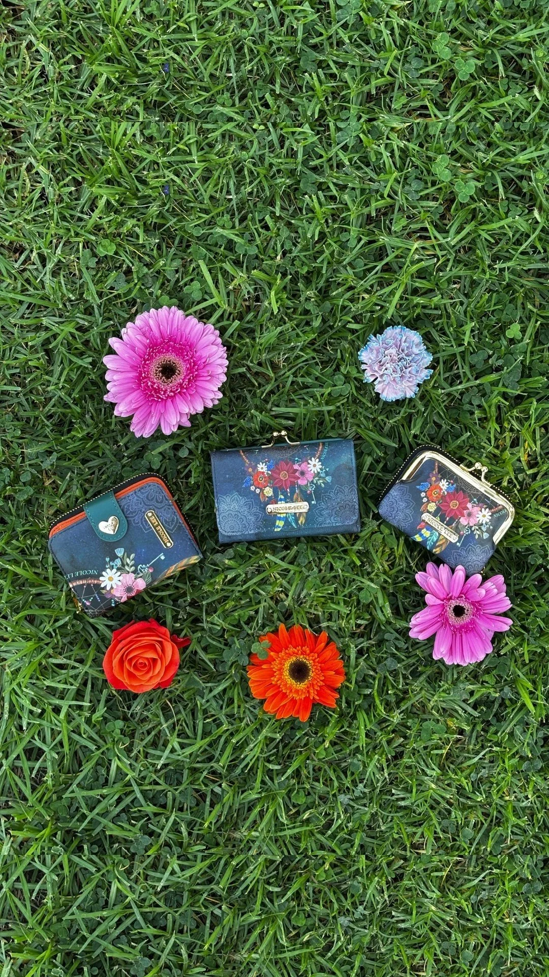 With multiple card holders on the front and back, our Agustina wallet is the perfect wallet that doubles as a chic clutch. An elegant kiss lock closure and sweet heart-shaped ID window add a feminine finish.
Find the AGUSTINA TRIFOLD WALLET in our l