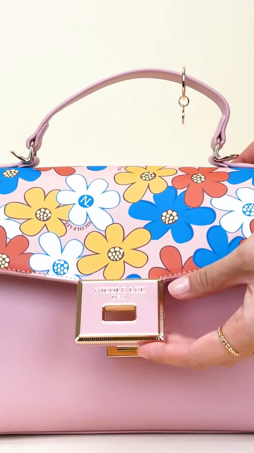 Turn every day into a style statement with the Floral Pop Handbag bursting with bold retro blooms, it’s the fun, versatile carryall that brightens your look while keeping all your must-haves perfectly in place.
NEW ARRIVAL 🌸✨ FLORAL POP HANDB