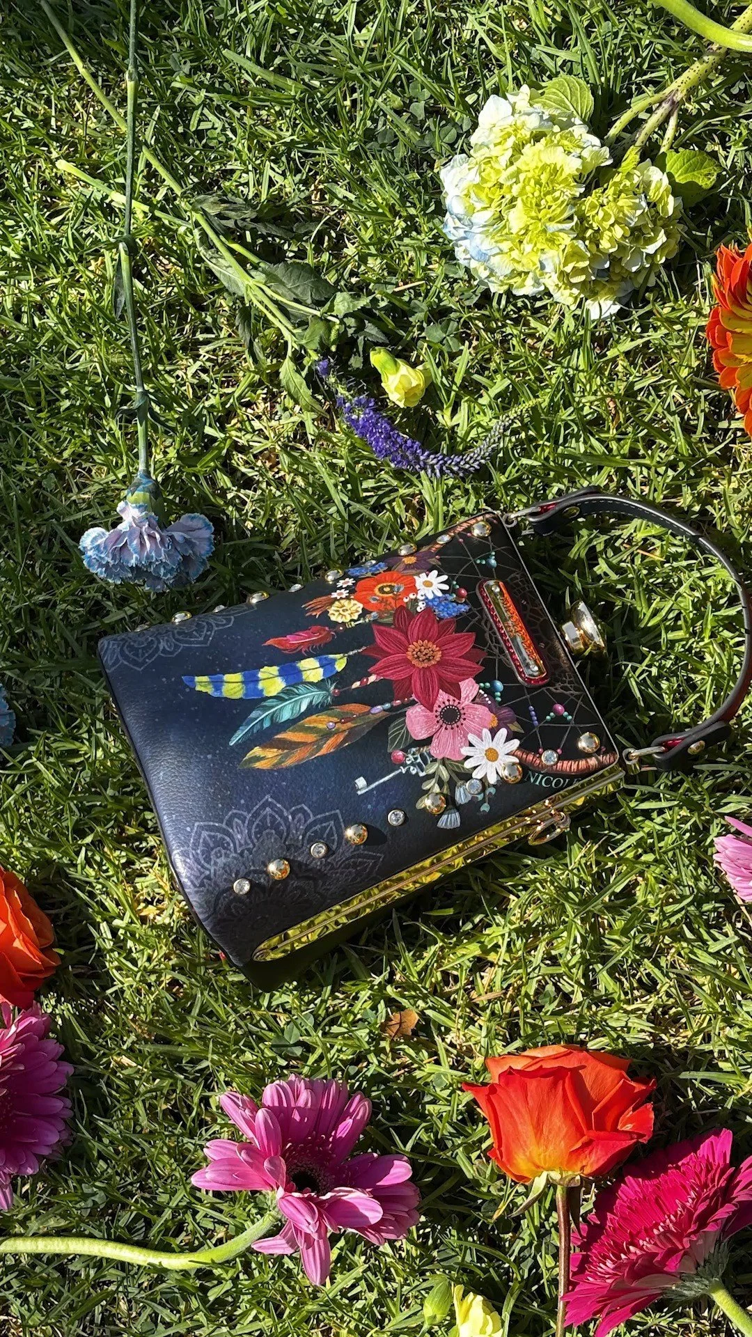 Outside, on set, and in our element 🎥💼 Capturing the essence of our new handbag collection because dreams are made to be styled ✨
Find the NEW Dream Comes True Collection in our link in bio!
#nicoleleeusa #nllook #suzyhan #FW25 #handbags #behindt