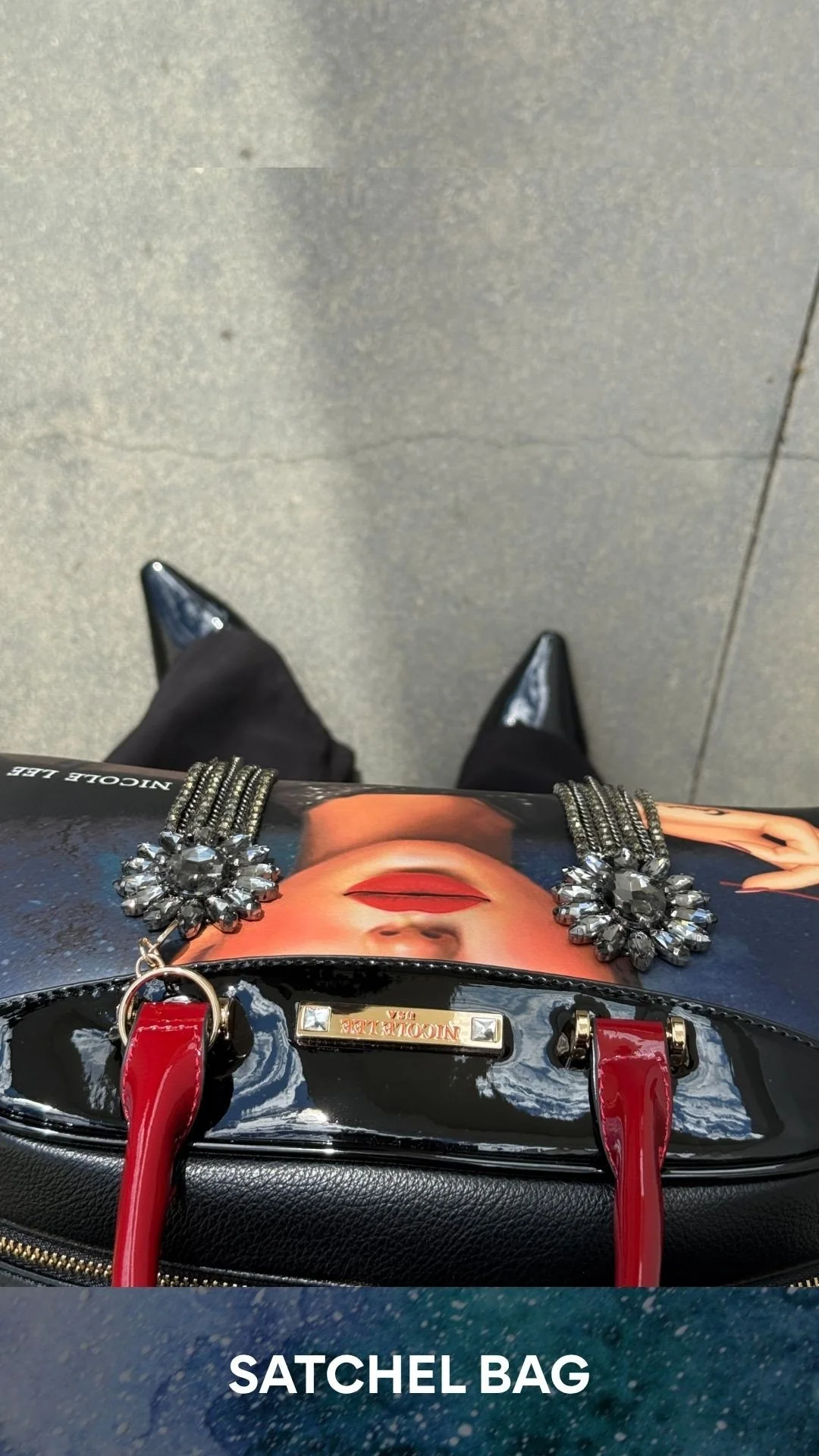 Like the woman who carries it, the Samantha la Belleza Satchel is powerful yet mysterious, structured design, spacious inside, and endlessly chic. โค๏ธ
Find the satchel bag in the NEW SAMANTHA LA BELLEZA print!
#nicoleleeusa #nllook #FW25 #handbags #
