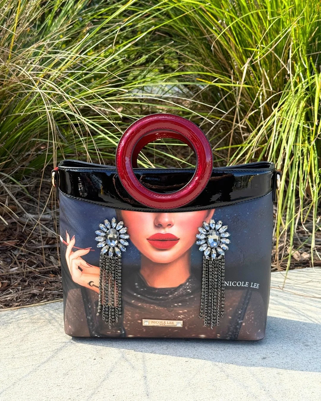 With its striking round handles and bold silhouette, the Samantha la Belleza Circle Handle Bag is more than a handbag, it’s wearable art. โค
Find the SAMANTHA LA BELLEZA CIRCLE HANDLE BAG in link in bio!
#nicoleleeusa #nllook #newarrivals #FW2