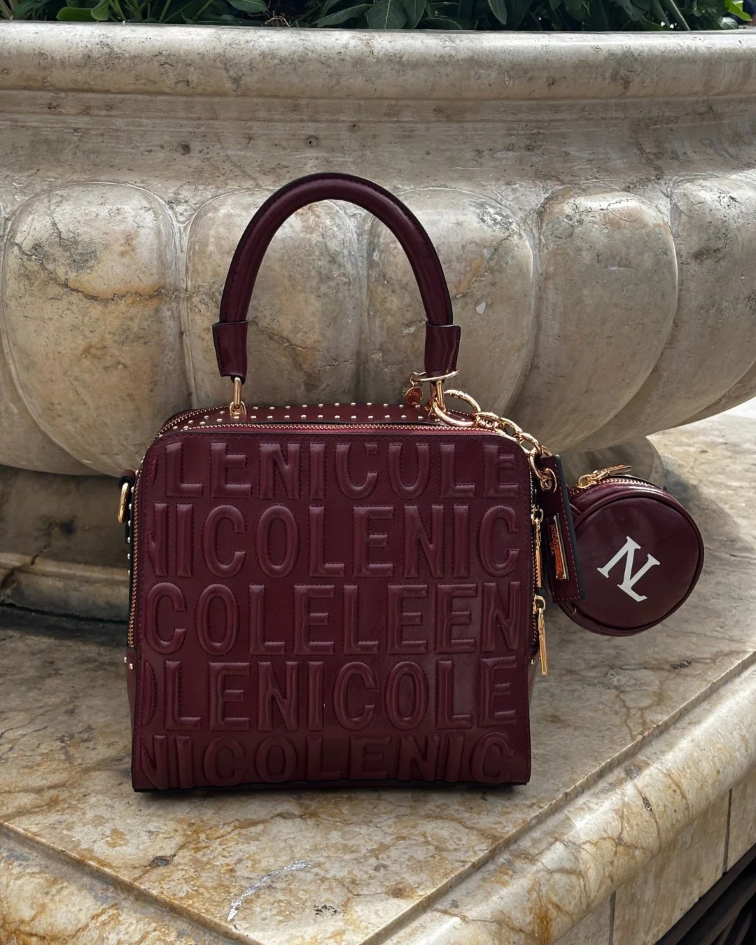 💫 Sculpted lines, bold embossed logo, and versatile desig, the Embossed Logo Square Handbag is as functional as it is a show-stopping accessory.

Find the EMBOSSED LOGO SQUARE HANDBAG in link in bio!

#nicoleleeusa #handbags #accessories #fashion #b