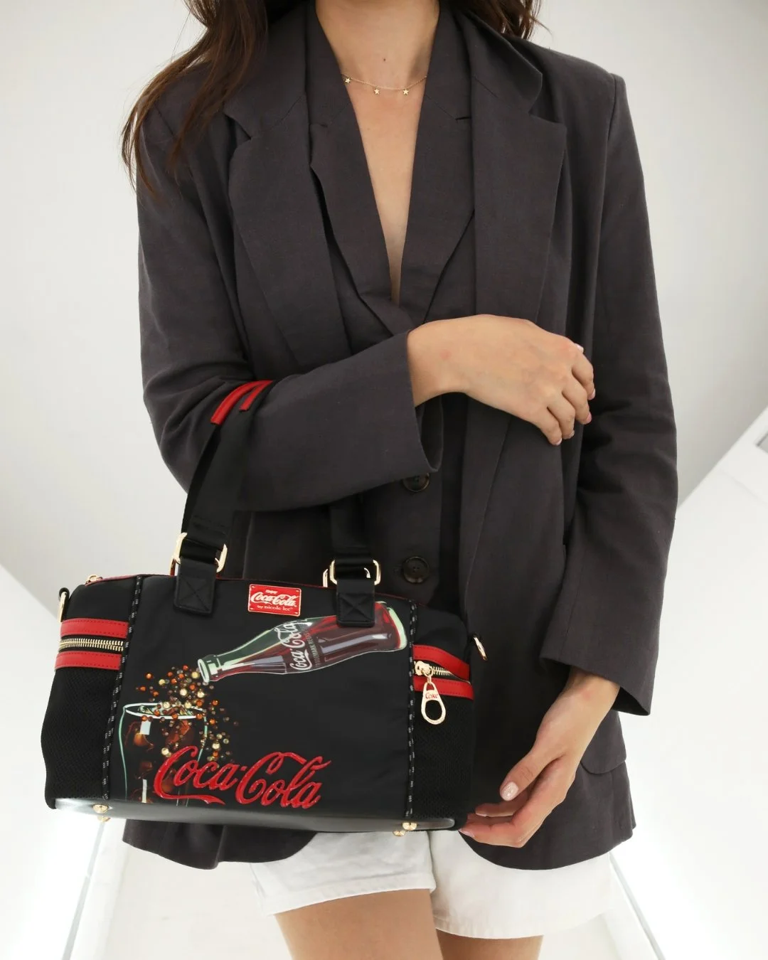 Runway mode: ON. 💥 Serving looks, sipping style, and dripping in Soda-Pop Glam with the Nicole Lee x Coca-Cola collection.

🚨Only available in Mexico.
Check out our authorized Mexico distributors at nicoleleeusa.com

#nicoleleeusa #cocacola #handba