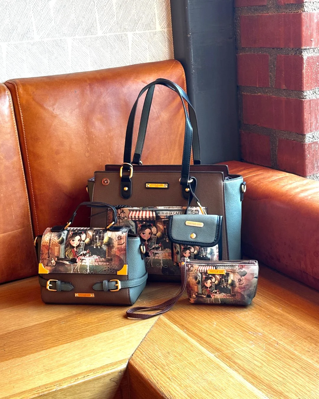 More than a bag set, the Virtual Friend 5 Piece Set, is a statement of confidence, sophistication, and timeless style, designed to make every moment feel beautifully put together.

👜 5 PCS SET:
- TOTE
- CROSSBODY
- POUCH
- COINPURSE
- WALLET

#nicol