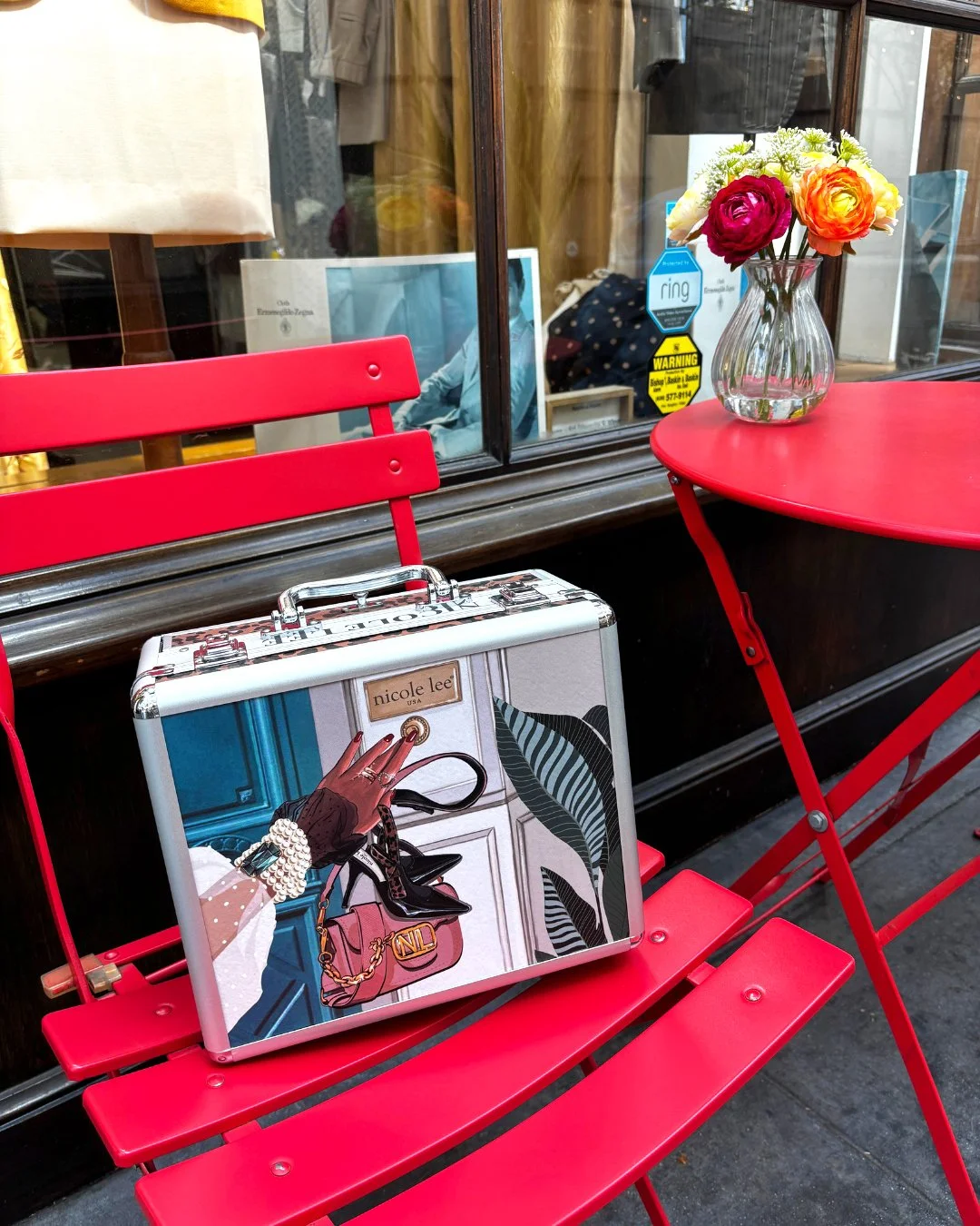 Turn everyday glam into a moment! The stylish, Artistic Cosmetic Case lock-secure case keeps your makeup organized, protected, and oh-so-pretty. 

Find the Artistic Cosmetic Case in link in bio!

#nicoleleeusa #handbags #accessories #CosmeticCase #Ne