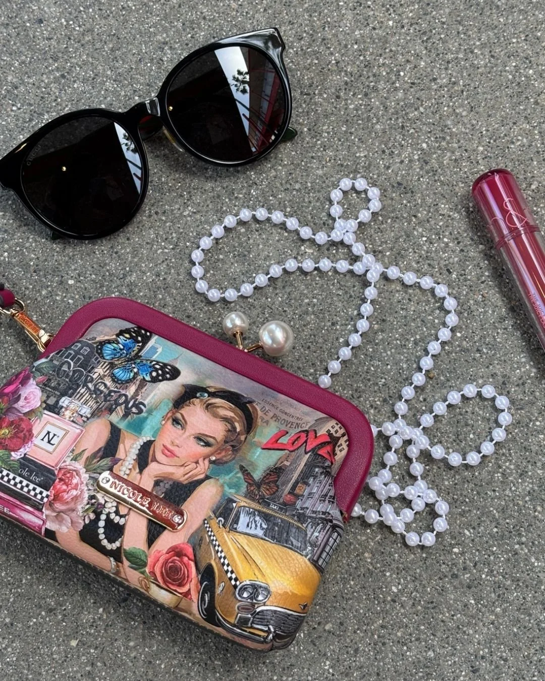 Pearls, charm, and a little bit of glam 💖
The Chelsea Pearl Coin Purse is now available in the Sabina Imagines print ⭐🤍

Click the link in bio or tap below to order 🛒

#nicoleleeusa #nllook #accessories #coinpurse #styleinspo