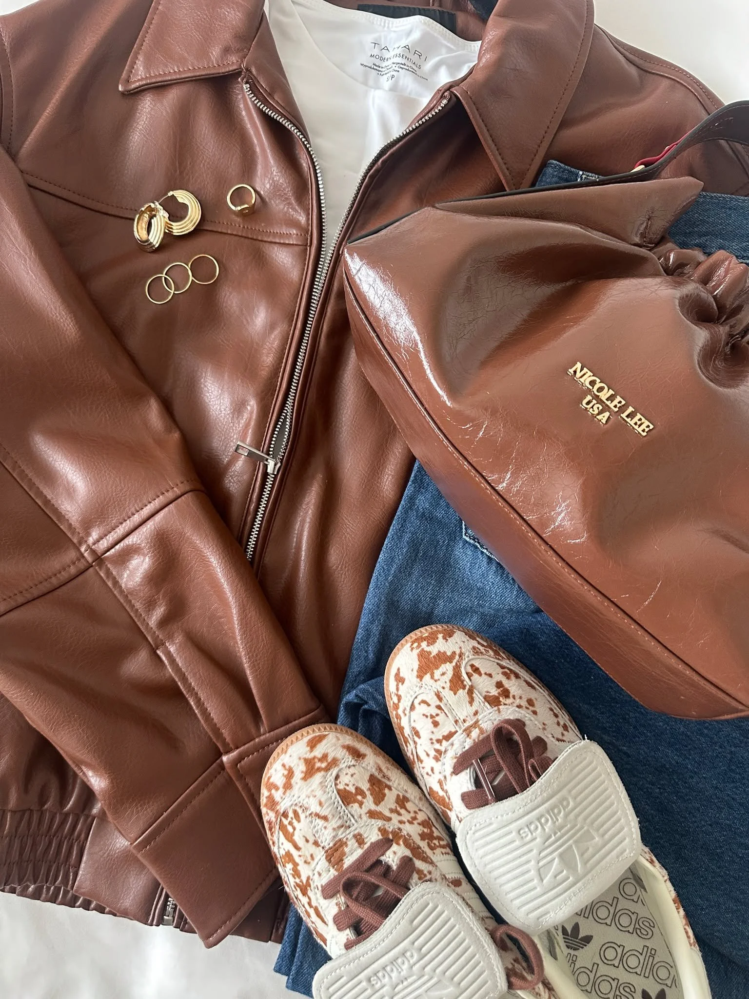 For our solid girlies 🤎✨
Minimal fits, maximum impact. From everyday neutrals to statement accessories, our solid bags are made to elevate every outfit moment. Style them with layered jewelry, sleek heels, casual denim, or your favorite monochrome l