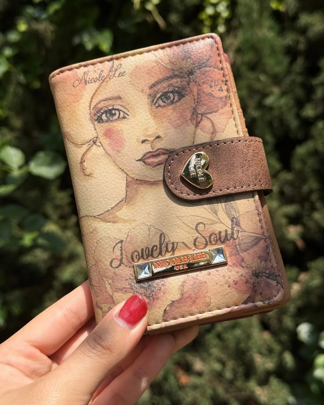 Snap it closed, step out organized, and carry our Compact Snap-Tap Wallet Organizer. It keeps your cards and cash securely in place while maintaining a slim profile that fits comfortably in your pocket or bag. 

Compact Snap-Tab Wallet Organizer avai