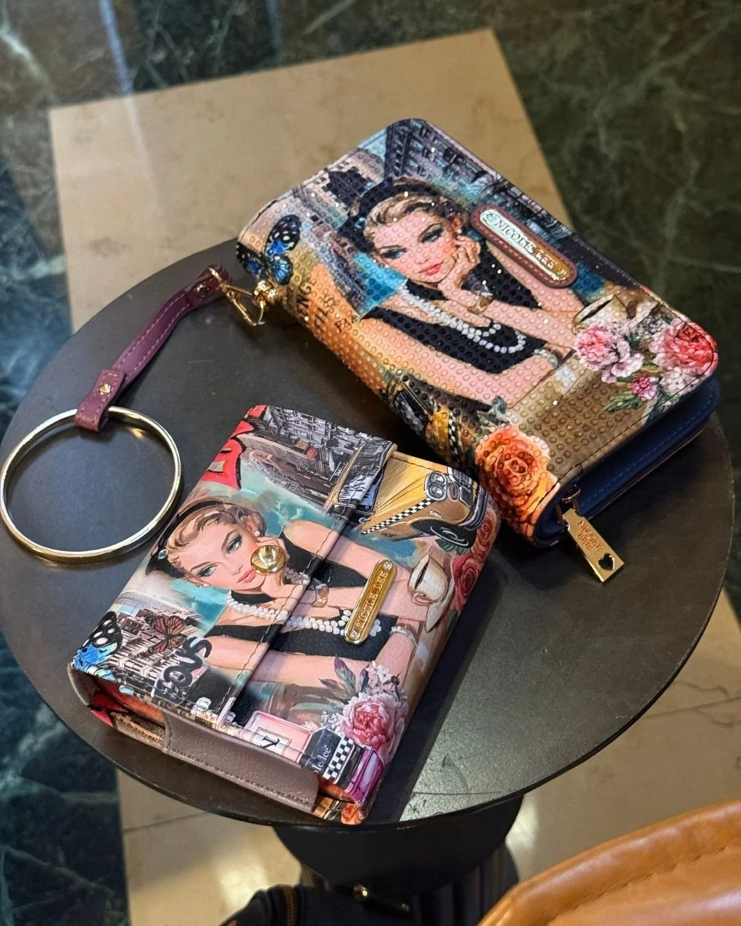 Turn every outfit into a statement. ✨
Inspired by the bold energy of retro New York art, our hand accessories bring the perfect pop of color, vintage attitude, and modern edge to your look. From street-style moments to elevated everyday outfits, thes