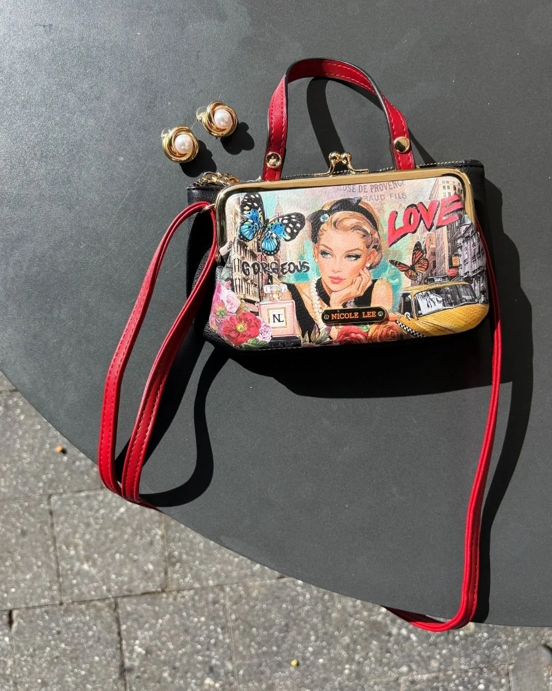 Timeless elegance meets everyday functionality ✨ Our Mini Frame Top-Handle Purse features a structured silhouette, classic frame closure, and sophisticated top handle for a polished, vintage-inspired look. Designed with a secure clasp opening and org