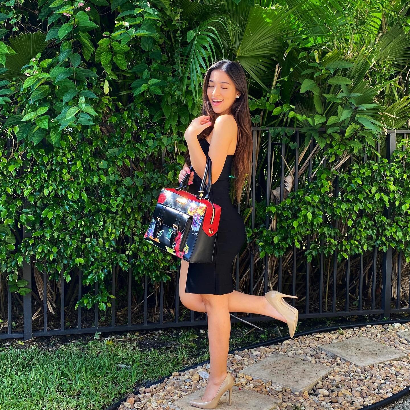 The chic fashion &ldquo;Beauty in the Dark&rdquo; Floral Tote Bag is perfect to take to work everyday and still be stylish!🌺👩🏻&zwj;💻👜 Tap the picture to see prices or visit the link in our official website to shop our new arrivals!

📸 credit: @