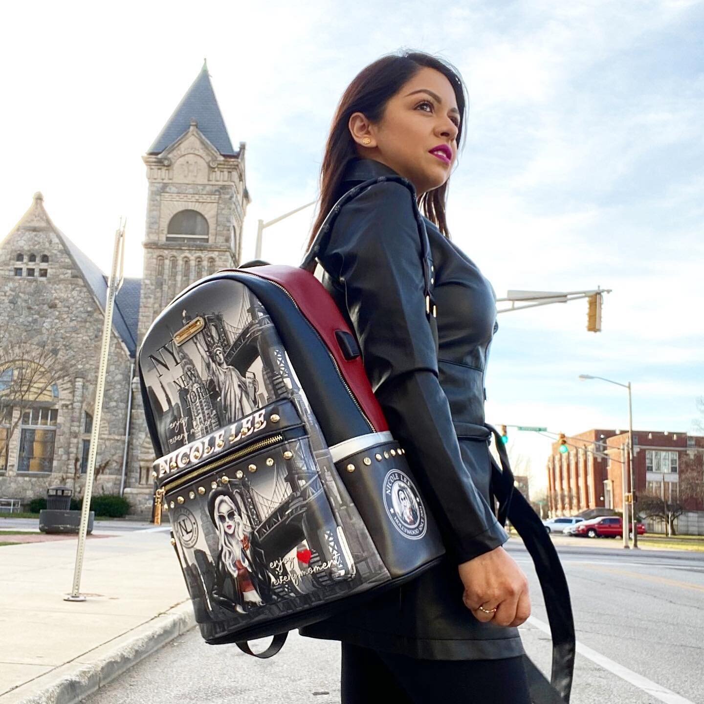 Stay organized in style with the Fashion Print Backpack with USB Charging Port!🎒📱💕 Tap the picture to see prices or visit the link in our bio for the official website to shop our new arrivals!

📸 credit: @karlithabeauty 

#nicoleleeusa #nicolelee