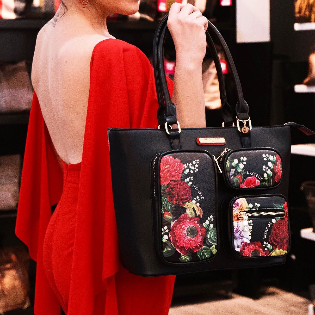 The efficient and compact Beauty in the Dark Floral Shopper Bag will be the only bag you will ever need to take on a shopping day!💐🌺👜 Tap the picture to see prices or visit the link in our official website to shop our new arrivals!

📸 credit: @ni