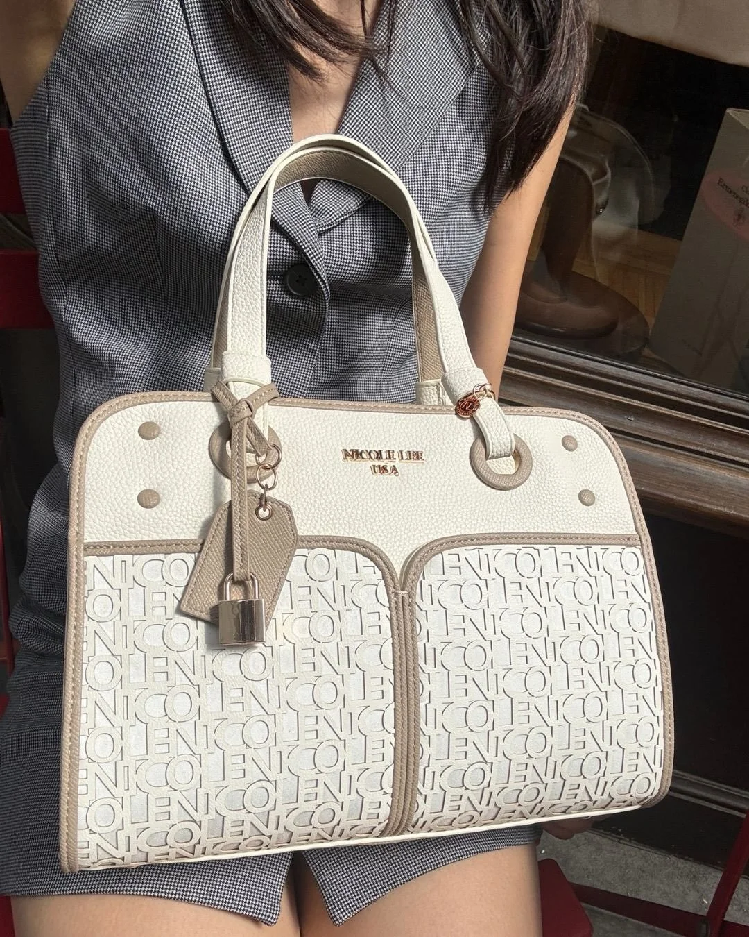 Meet the bag that makes every outfit feel instantly elevated. 🖤 Blends timeless details with an effortlessly chic silhouette. Made to carry your essentials from day to night.

✨ Statement style
👜 Everyday elegance
🖤 Classic handbags

Discover your