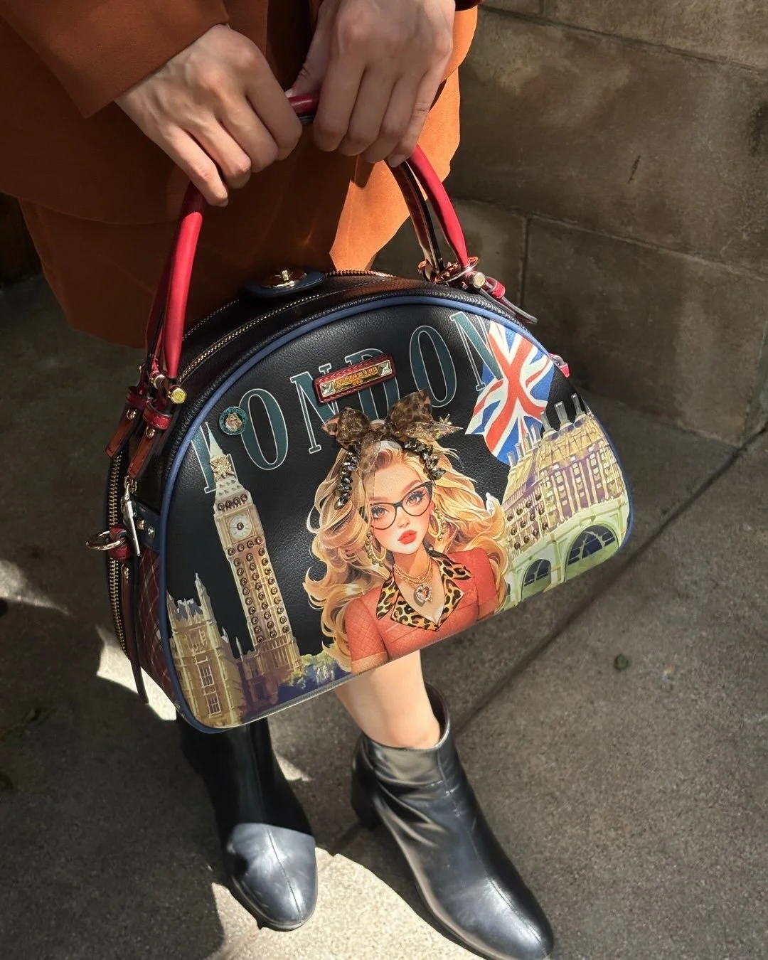 London, but make it iconic. 🇬🇧✨

From Big Ben and Westminster to the Union Jack and the unmistakable London skyline, every detail tells a story. And at the heart of it all? A woman who embodies the spirit of the city, confident, glamorous, curious,