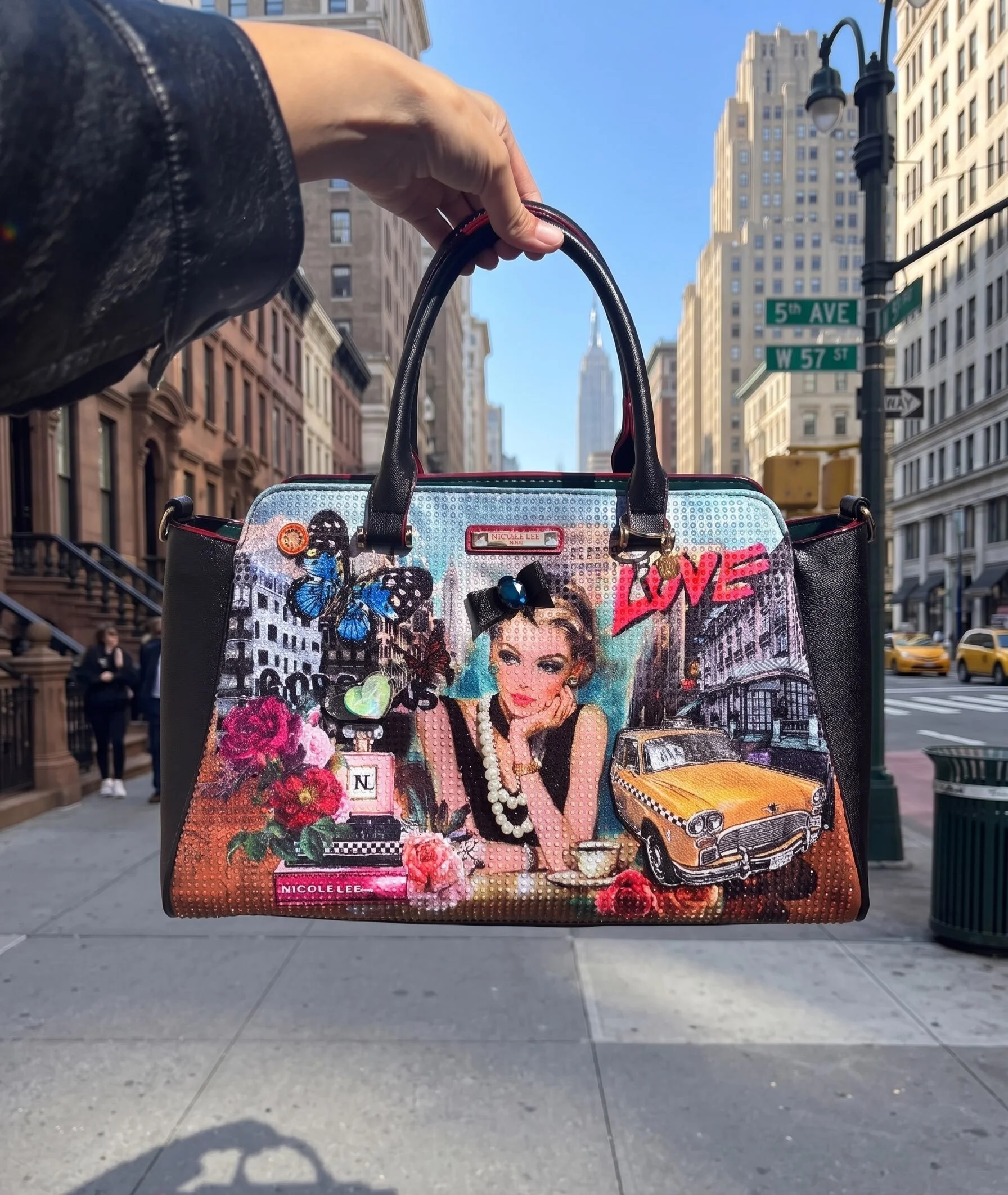 Always in New York with this bag 🗽

Get your retro new york Sabina Imagines bag in link in bio.

#nicoleleeusa #nllook #handbag #retro #newyork