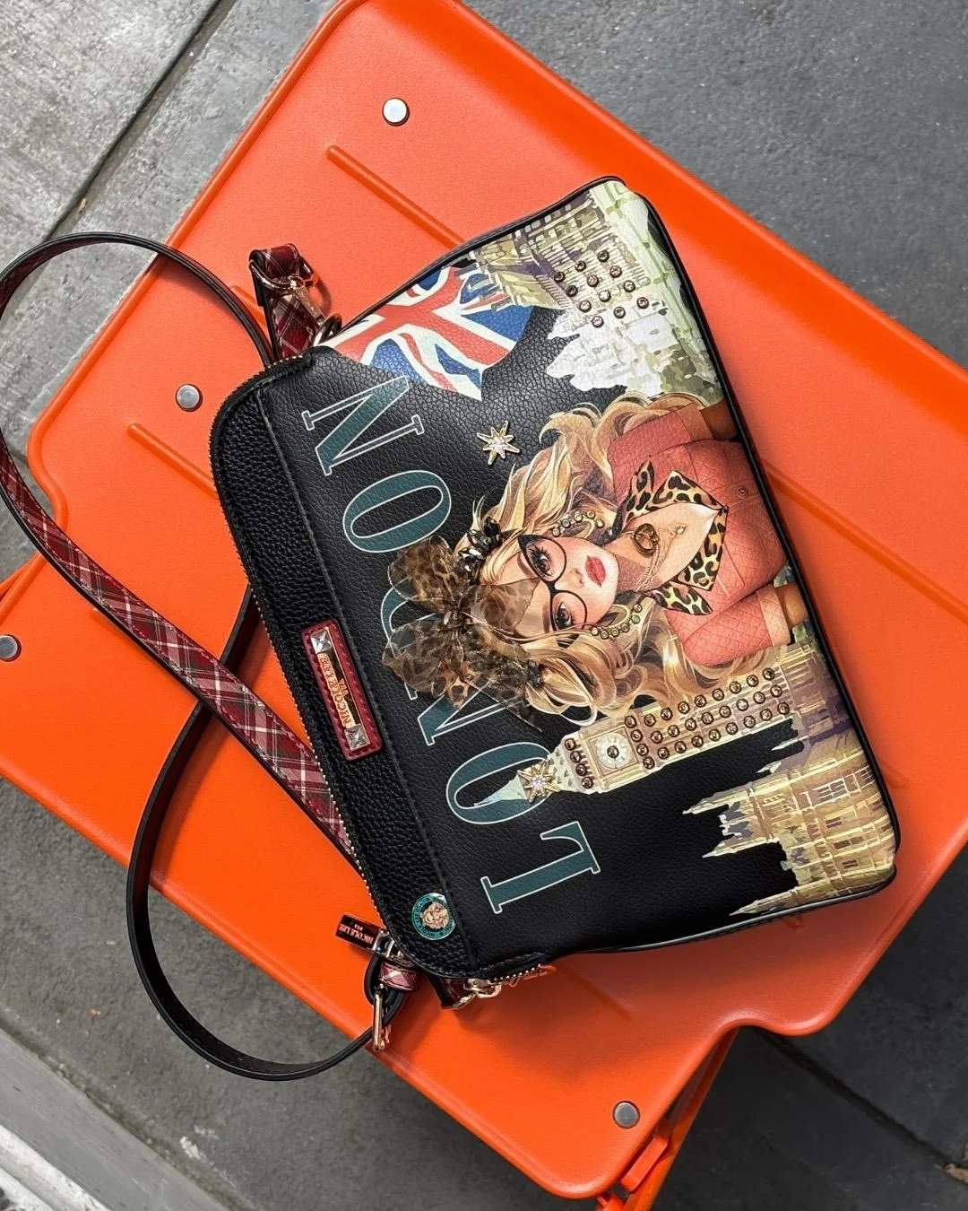 ✨ London looks better over your shoulder. 🇬🇧🤎 The London Eye Crossbody Bag brings statement style and everyday function together with multiple zip compartments, smartphone storage, and a detachable adjustable strap. Perfect from day to night. ✨

#