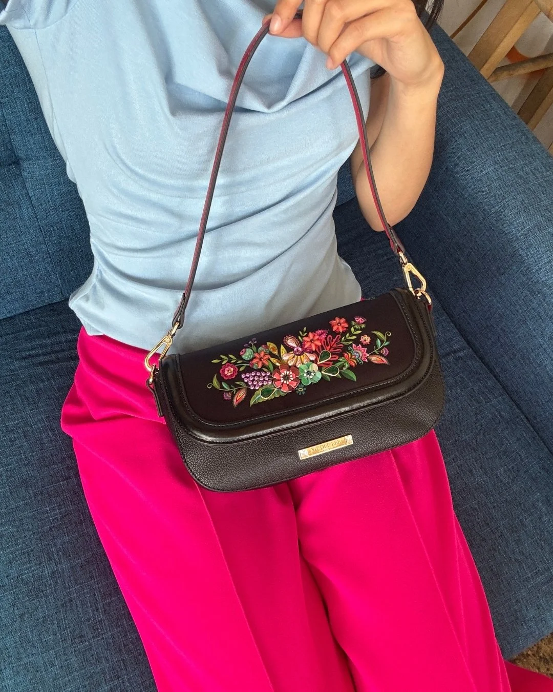 A pop of color, a touch of sparkle, and a whole lot of personality. 🌸✨ Meet the Keep Dreaming Shoulder Bag. 💕

Visit the link in bio for more info!

#nicoleleeusa #handbag #shoulderbag #fw26 #newarrivals