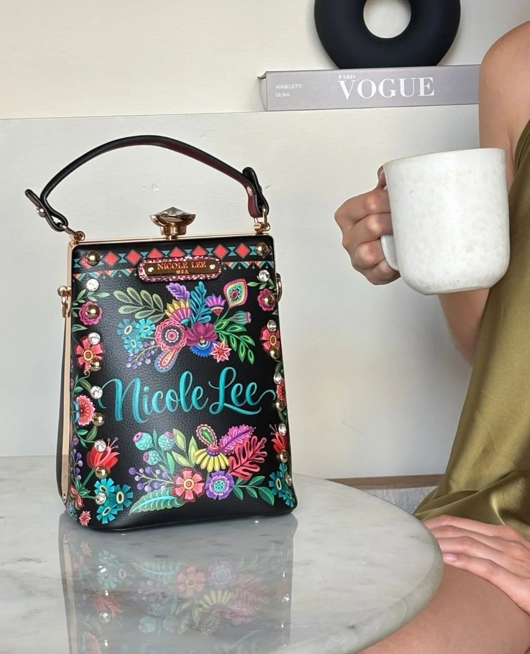 When the bag is too pretty to leave at home 🥹💎

A statement bag for everyday style ✨ Discover the Diamond Clutch. A unique designer bag made to stand out. 👜 link in bio for more.

#nicoleleeusa #clutchbag #handbag #statementbag #fw26