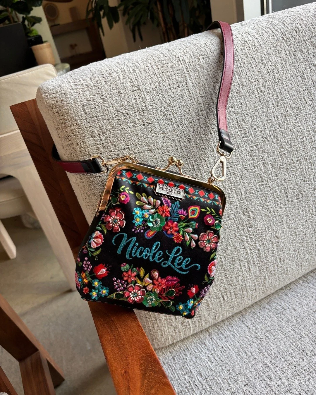 ✨ Cute, compact &amp; ready for wherever you&rsquo;re headed. 👜

The KISS LOCK 2 COMPARTMENT CROSSBODY BAG brings vintage-inspired style with two compartments, handy pockets, and both top-handle + crossbody options. 🤍

Because the right bag should 