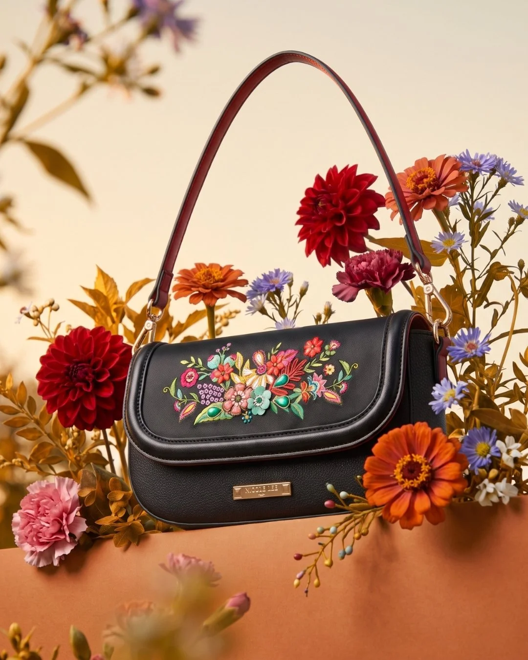 A floral moment worth keeping. 🌸🖤 Meet the Keep Dreaming Shoulder Bag, your next statement piece this fall.

#nicoleleeusa #fw26 #KeepDreaming #BagOfTheDay